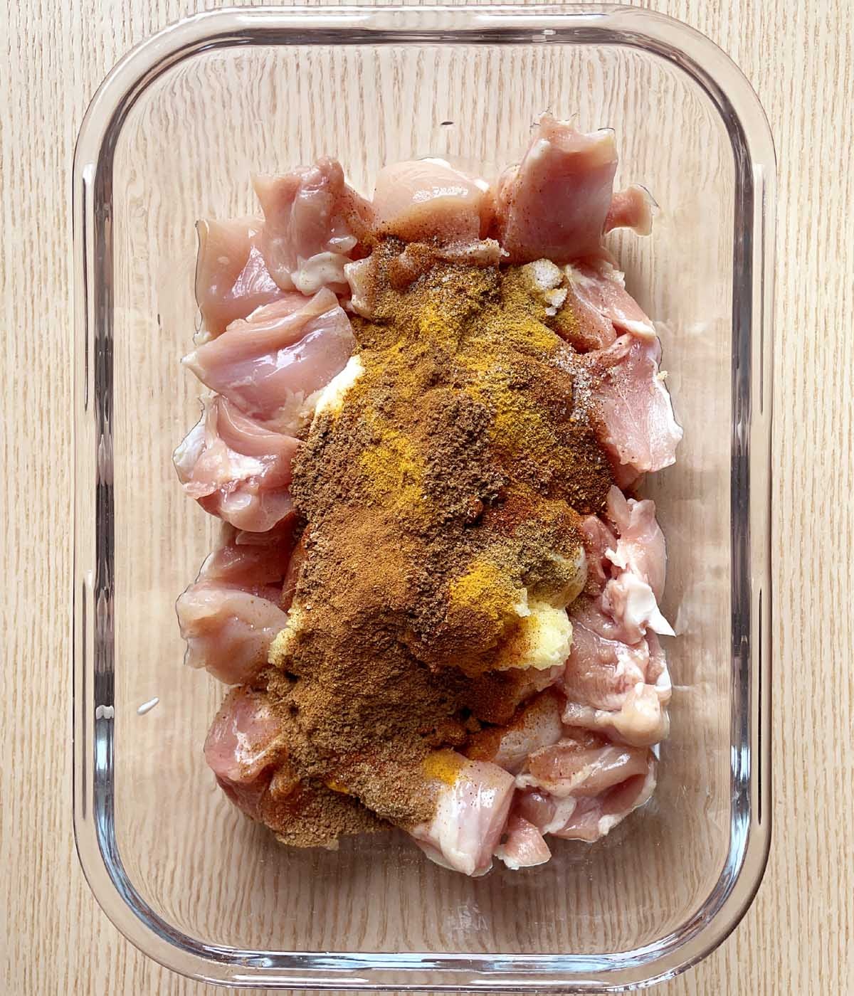 মশলার সঠিক পরিমাণ:
মশলার সঠিক ব্যালেন্স বিরিয়ানিকে করে তুলতে পারে অনন্য। লখনউ আর হায়দরাবাদি এই দুই-ই বিরিয়ানি, কিন্তু তাতে রয়েছে মশলার সূক্ষ্ম হেরফের। তাই মশলার পরিমাণ মাথায় রাখুন।